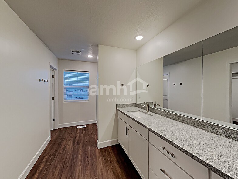 Building Photo - 1273 E White St