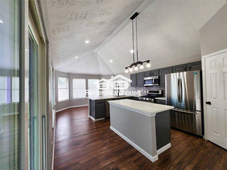 Building Photo - 2118 Creston Dr