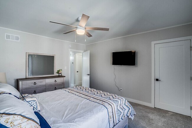 Building Photo - Prime Location - 2-bedroom, 1.5-bath townhome in Central Scottsdale!