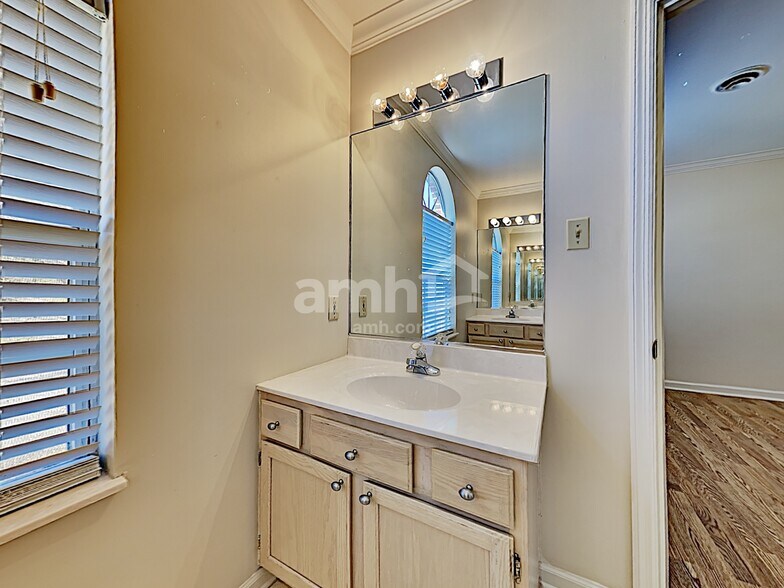 Building Photo - 10225 Highgate Cir