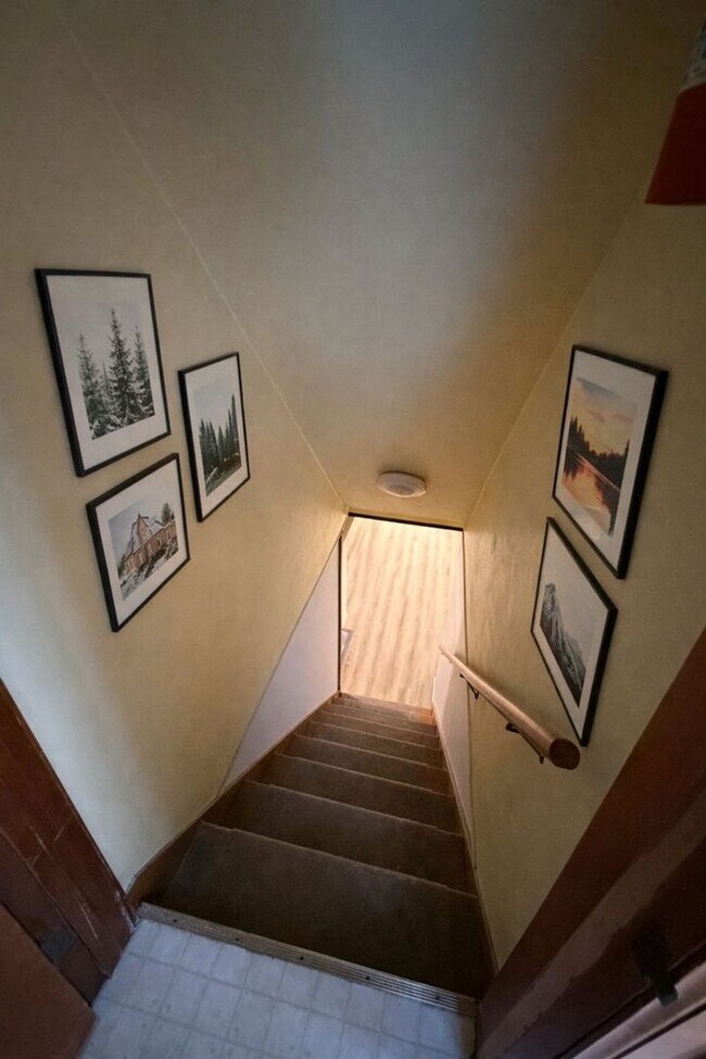 Building Photo - AVAILABLE NOW! - 2 Bed 1 Bath Home! Get 1/2 Off Your First Months Rent!