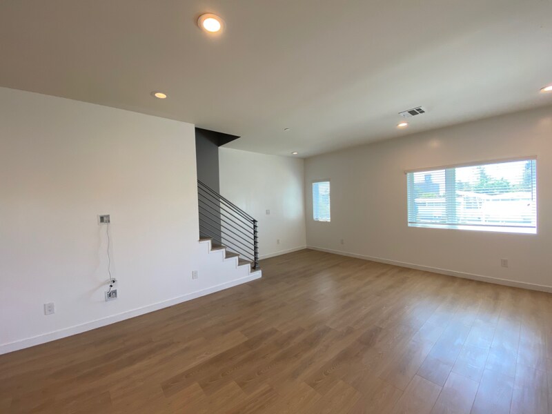 Building Photo - 6413 1/2 Lexington Ave