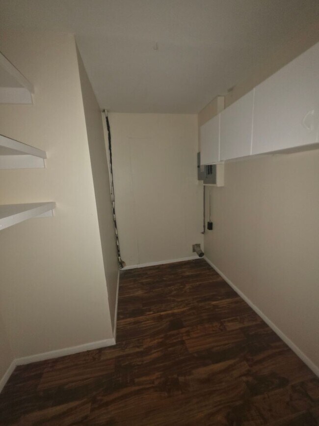 Building Photo - LIMITED TIME**NO APPLICATION FEE**1/2 OFF ...