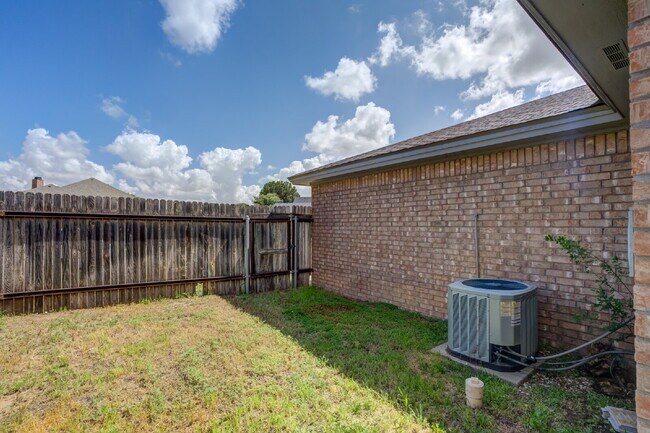 Building Photo - Conveniently located 2/2/2 with basement!!
