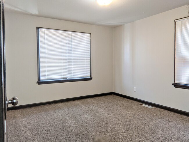 Building Photo - Hanscom Park Duplex