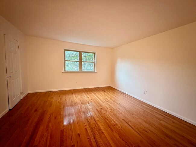 Building Photo - 102 Eaton Dr