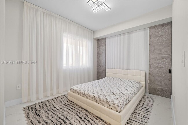 Building Photo - 700 NE 24th St