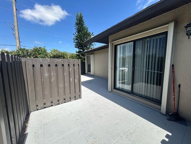 Building Photo - 725 Sunny Pine Way