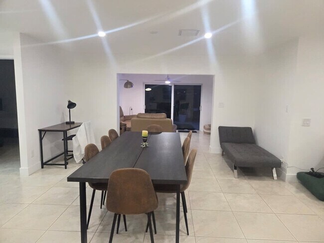 Building Photo - 806 NE 4th St