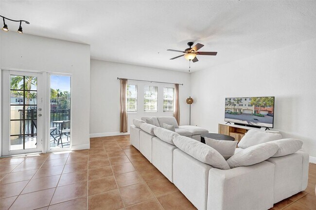 Building Photo - 228 SW 6th Ct