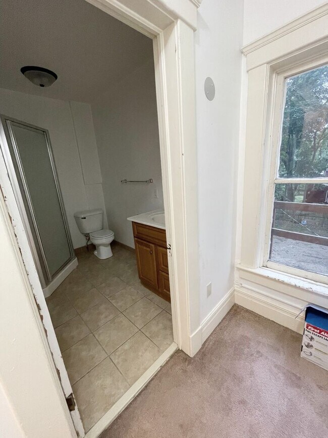 Building Photo - 7 Bedroom Close to Ross, Yost, and UM campus!