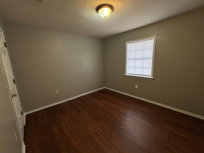 Building Photo - E 11th St