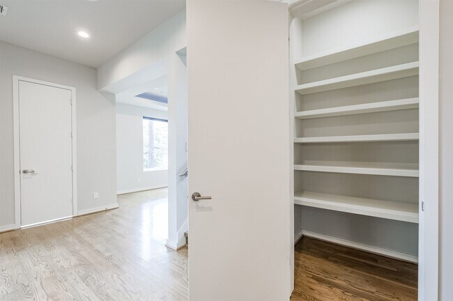 Building Photo - 711 W Clay St