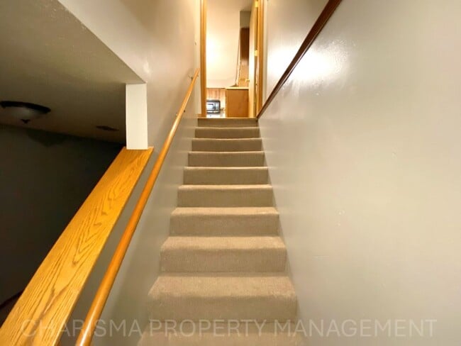 Building Photo - 4 BEDROOM, 2 BATH HOME IN EAST SIOUX FALLS! DOUBLE ATTACHED GARAGE! FENCED IN BACKYARD!