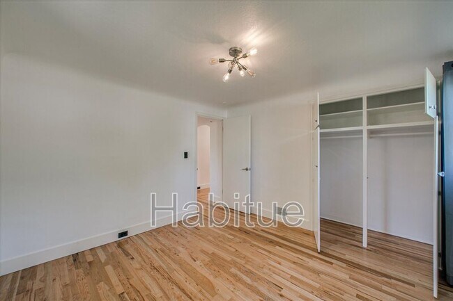 Building Photo - 414 S Pond St