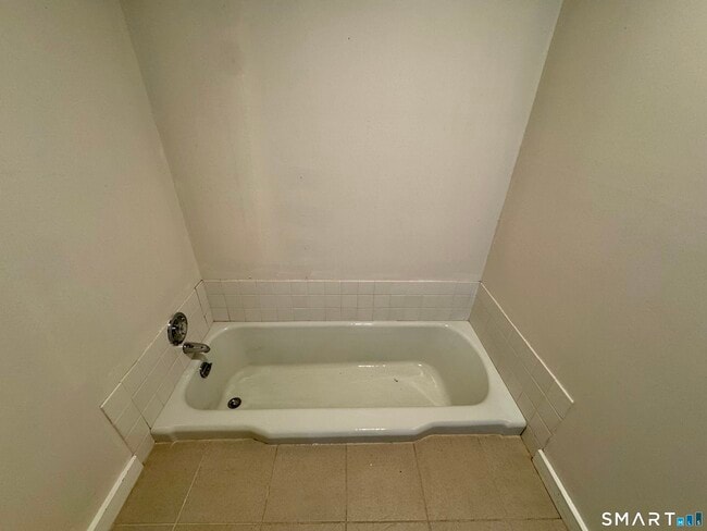 Building Photo - 860 Oakwood Rd