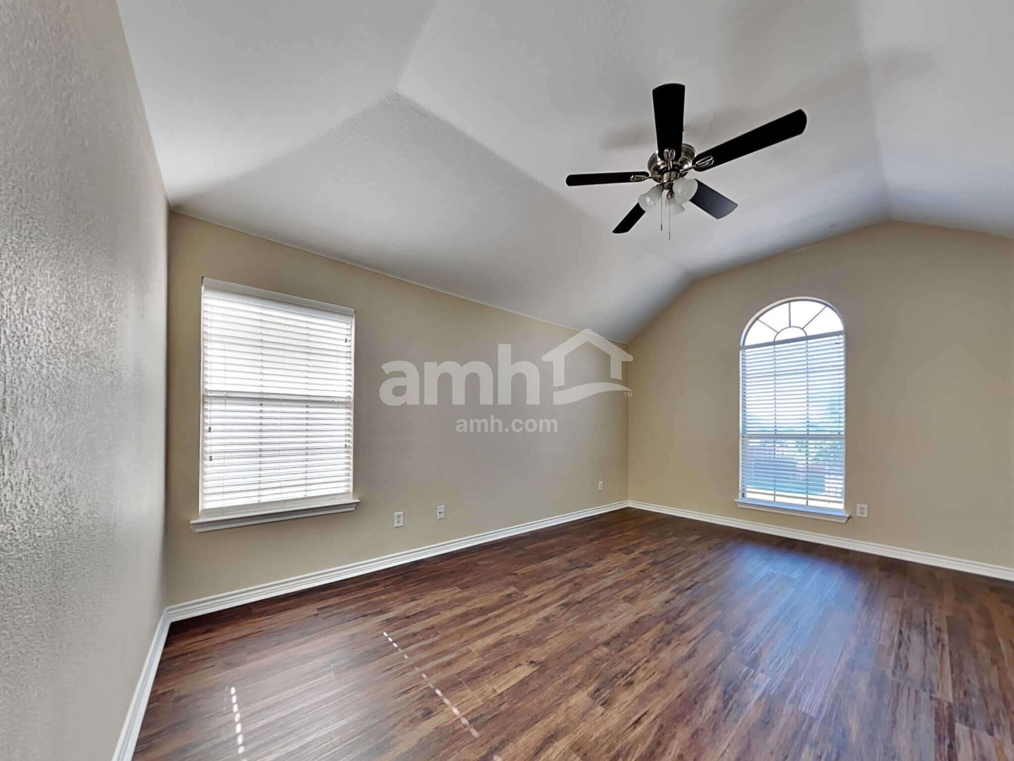 Building Photo - 404 Roundrock Ln