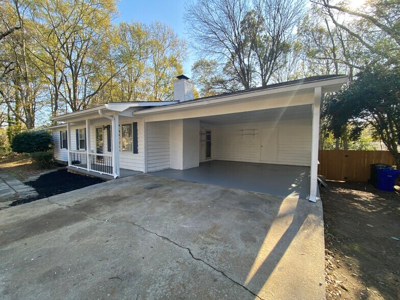 Building Photo - 1015 Eastview Rd NE