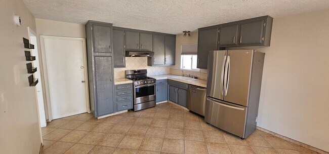 Building Photo - 812 Kinnett Ave