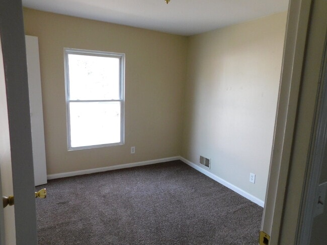 Building Photo - Private Entry Upper Unit Duplex