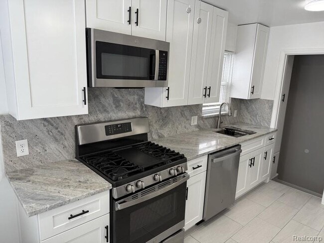 Building Photo - 1465 E 14 Mile Rd