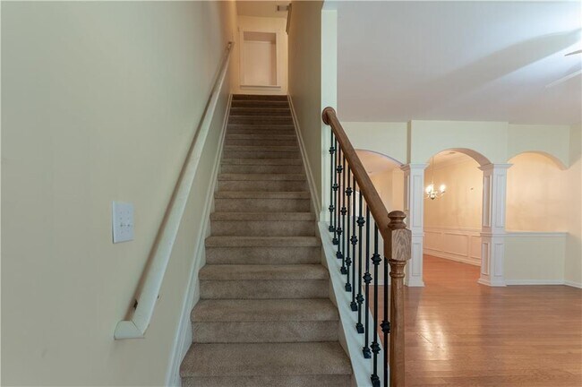Building Photo - 6210 Elmshorn Way