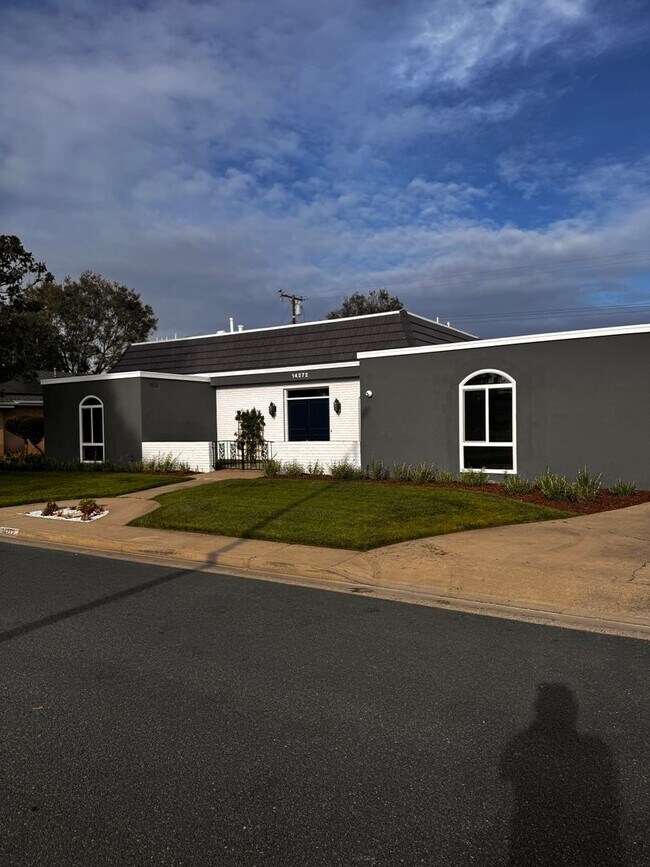 Building Photo - Spacious 3 Bed 2 Bath in 55+ Community, In...
