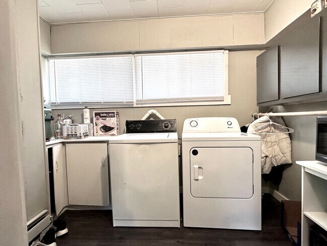 Building Photo - AVAILABLE JUNE - Updated 4 Bed 1 Bath