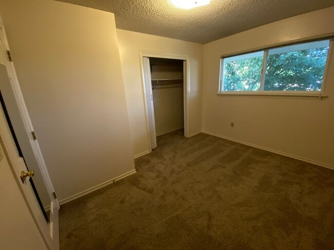 Building Photo - Spacious 3 Bedroom 1.5 Bath Duplex
