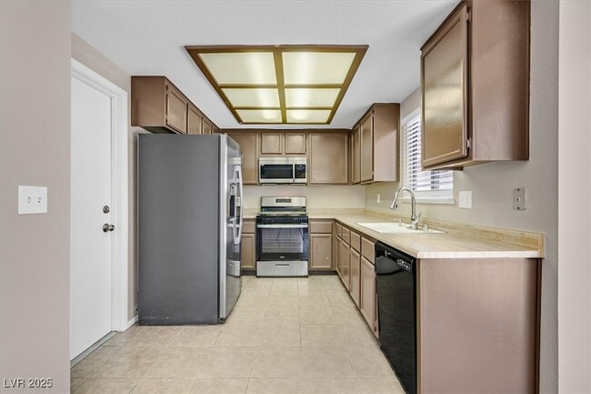 Building Photo - 370 Manzanita St