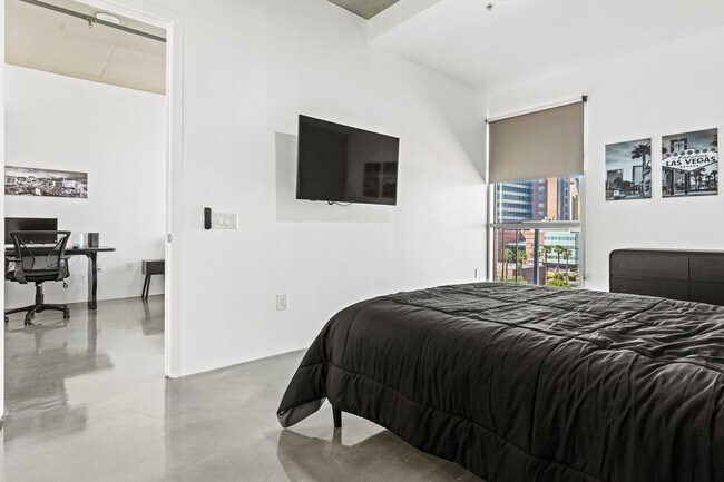 Building Photo - Furnished Juhl Condo w/ Balcony & City Views