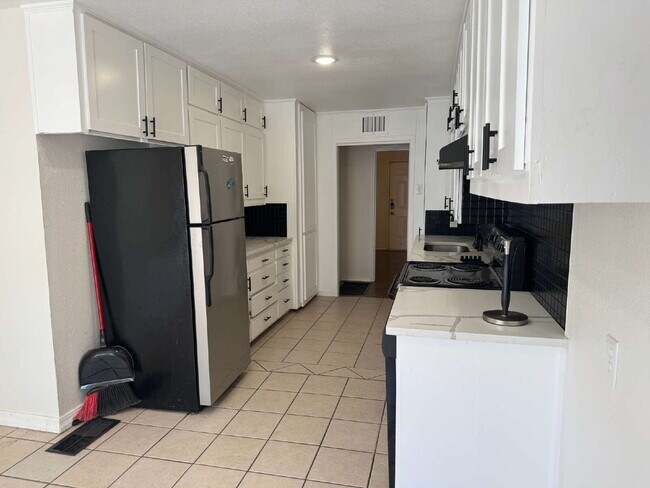Building Photo - "Charming 4-Bed Lubbock Retreat: Granite Kitchen, Hardwood Elegance & Cozy Fireplace!"