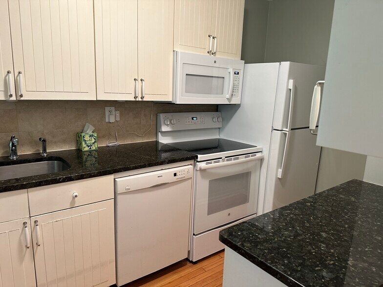 Building Photo - 12 Troy Dr