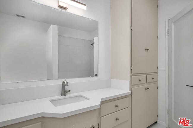 Building Photo - 1091 Palm Terrace