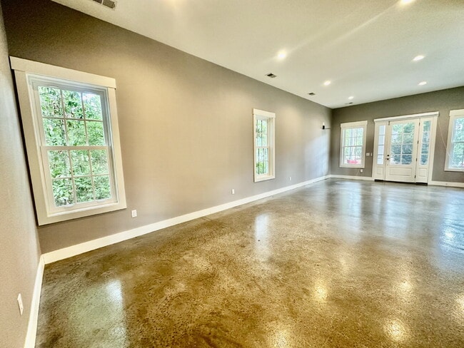 Building Photo - Large Modern Loft Home in Downtown Bluffton!
