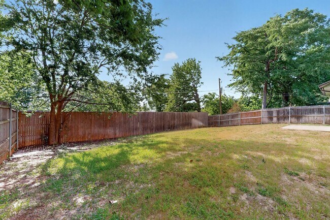 Building Photo - 2606 Hilldale Blvd