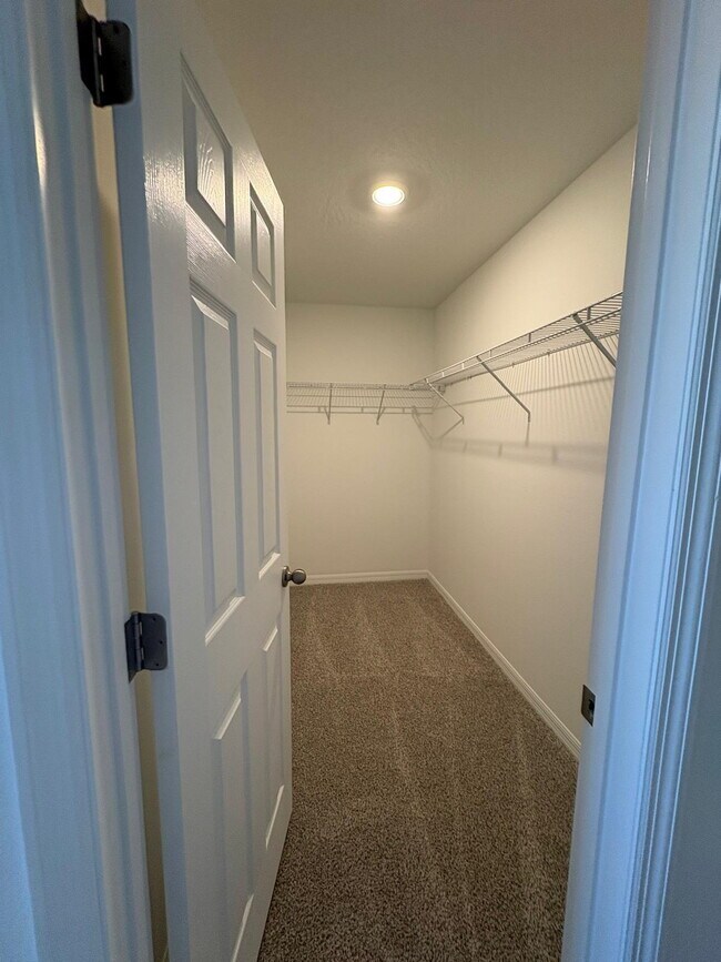 Building Photo - Charming 3-Bedroom Townhome with Private Yard in Clermont