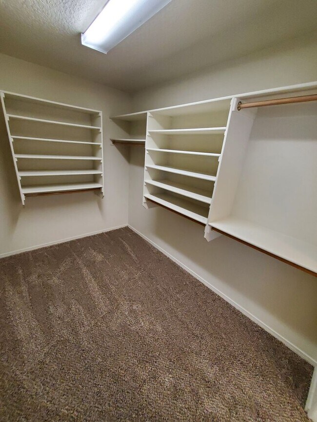 Building Photo - 3 Bedroom 2.5 Bathroom