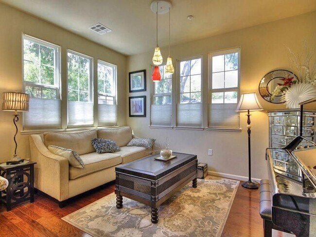 Building Photo - Pleasanton  Vineyard Downtown 3+office/2.5ba w/2 car garage!