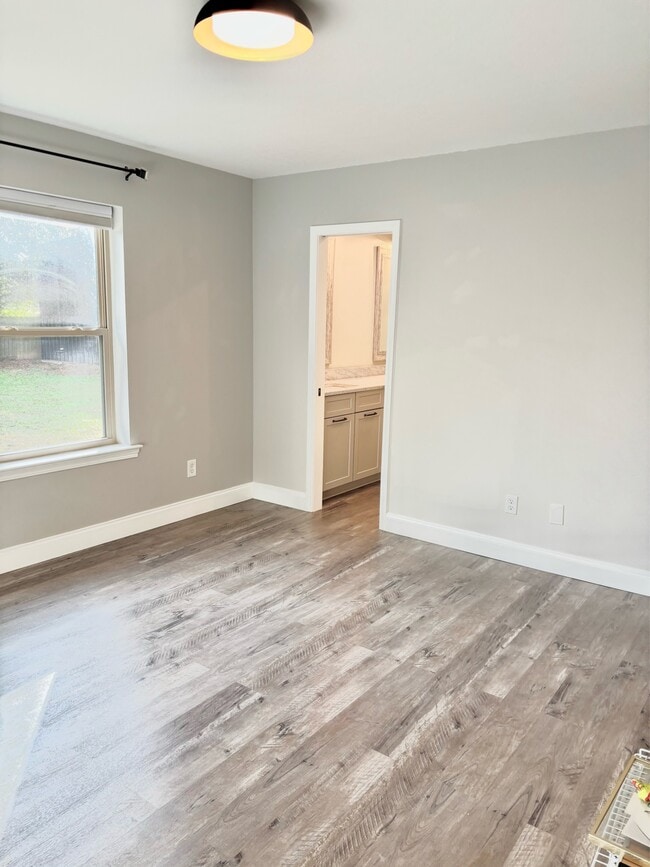 Building Photo - 2121 Oakstream Ave