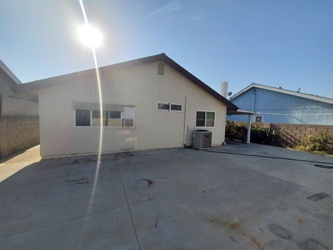 Building Photo - Single Family and Single Story Beautiful H...
