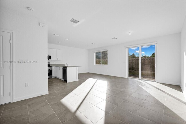 Building Photo - 1400 SE 6th Rd