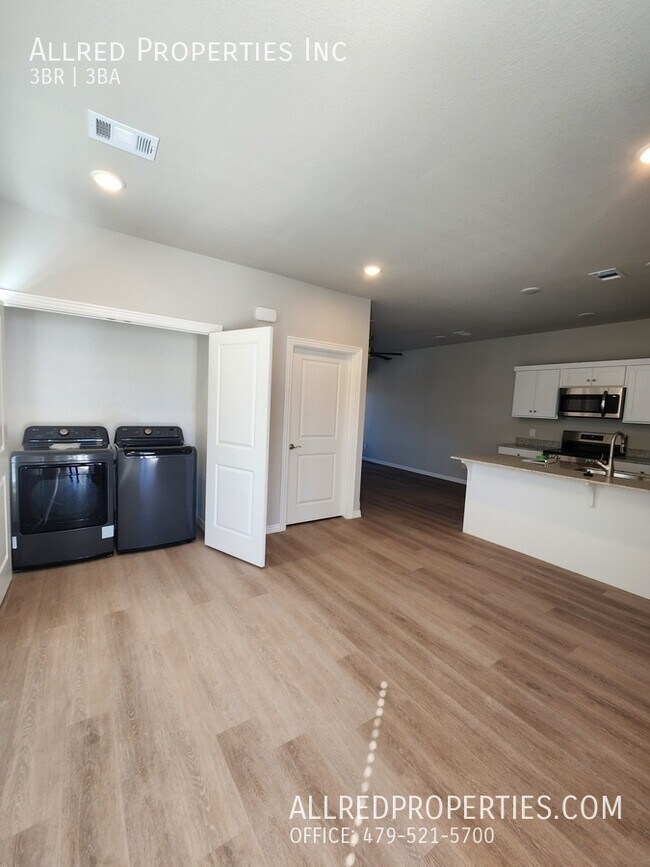 Building Photo - 1609 SW Casuarina Dr