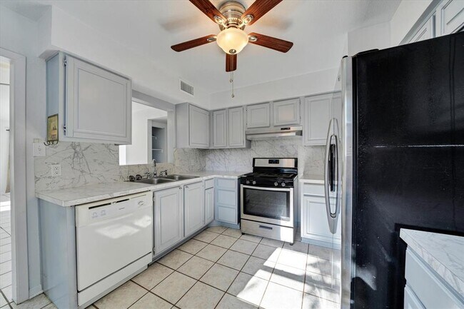 Building Photo - 1129 W San Antonio St