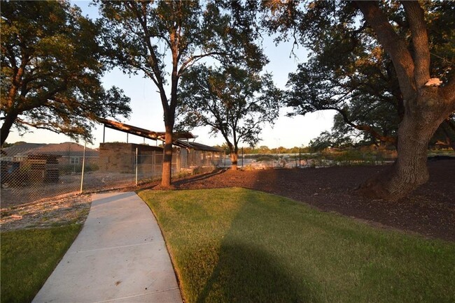 Building Photo - 501 Cardenas Ln