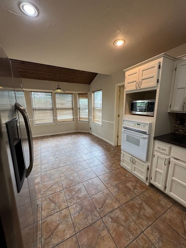 Building Photo - 3 Bedroom 2.5 Bath total 2,448 Square feet