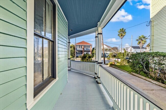Building Photo - 2207 Bernardo De Galvez Ave