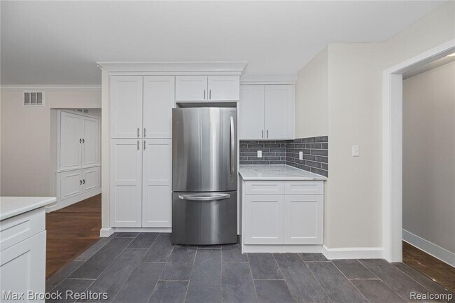 Building Photo - 6695 Lahser Rd