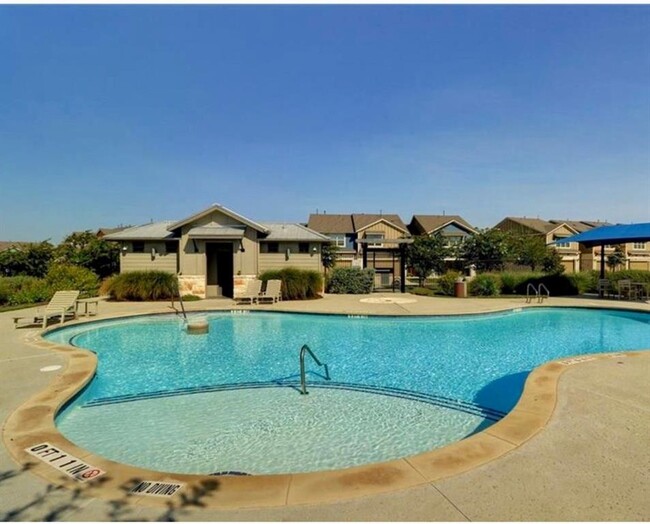 Building Photo - 1620 Bryant Dr