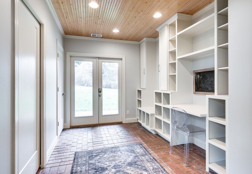 mud room - 4206 Farrar Ave